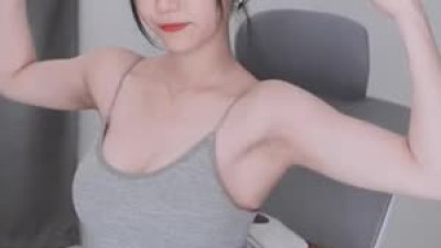 사랑스러운  알통 자랑하는 쵸단 회색 끈나시