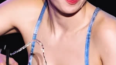 걍은꼴  생수 흘리는 권은비 가슴 말랑 감촉