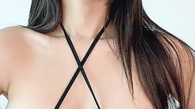 불륨쩌는  모델 아윤 손바닥보다 작은 비키니 큰 가슴