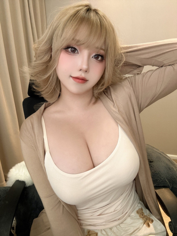 야한사진   코스프레에 진심인 여자 Takomayuyi 묵직한 가슴골
