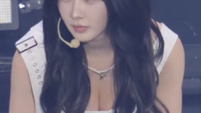 걍은꼴  에스파 지젤 멜빵 상의 가슴골