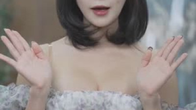 과감한  새해인사 하는 꽃빵 오프솔더 가슴골