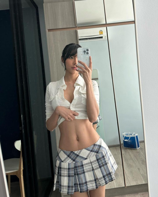 어익후  모델 민아님 인스타 오프솔더 스포츠브라 속옷 가슴골