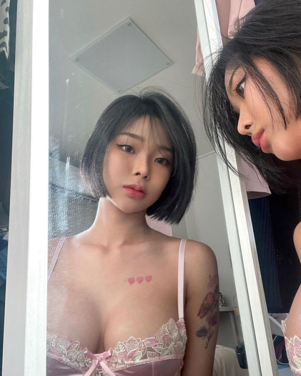 어익후  모델 민아님 인스타 오프솔더 스포츠브라 속옷 가슴골