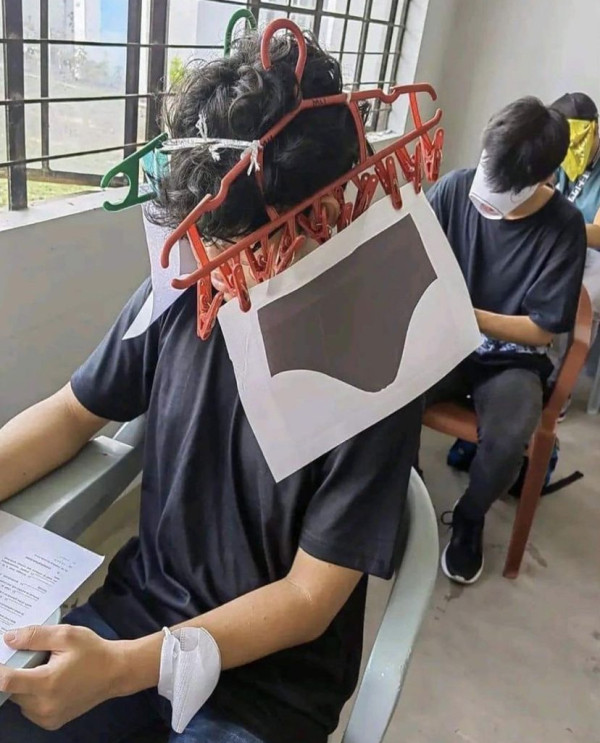 클릭주의 어느 필리핀 대학에서 컨닝방지모자를 준비해오라....jpg