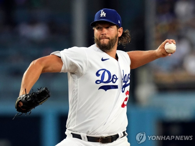 '영원한 푸른 피' 커쇼, MLB 다저스에 남는다…