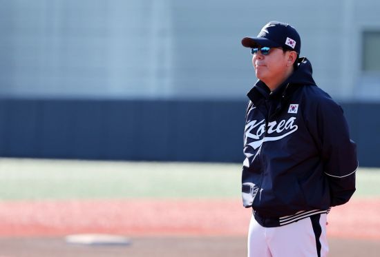 류지현 WBC 한국 대표팀 감독은 주전들의 부상 공백을 메우기 위해 고민하고 있다. 연합뉴스